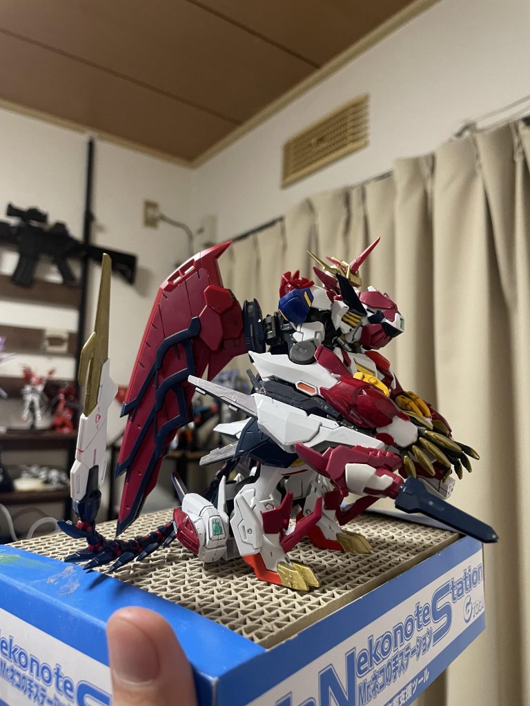 機体右斜めからのショット。キャリバーンのパーツを流用して全体的にマッシブになるように心がけました。写真撮り忘れましたが両足に4本、両肘に2本のテイルブレードに見立てたエスカッシャンのパーツを装備しており、見た目よりも武器が多い設定になっています！