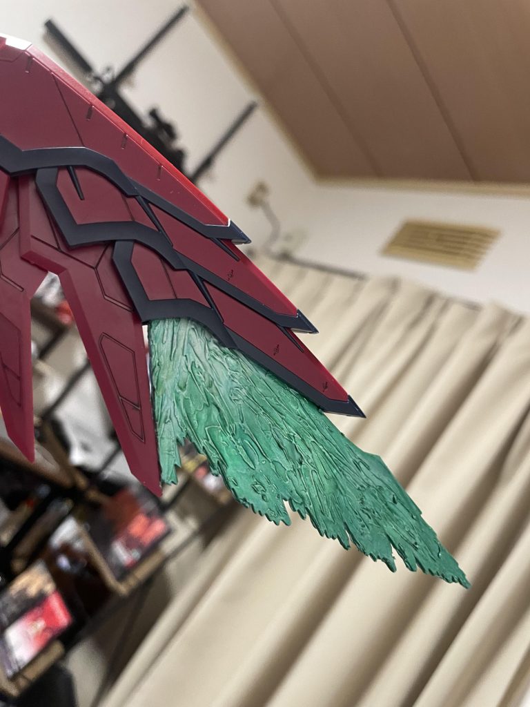 だいぶこだわった光の翼！サフの大事さを学びました！笑サフの上から大好きなルミナスグリーンを塗って、乾いたら根本だけ月光蝶ホロシルバーで塗装し光沢吹いたら