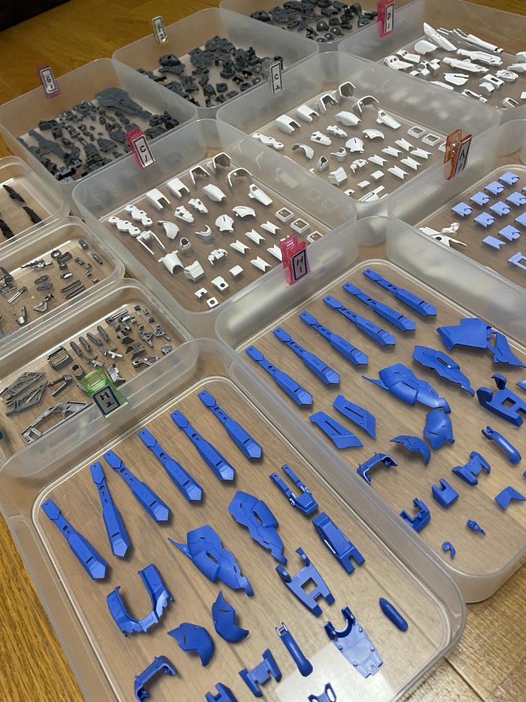 ランナーからカット→ヤスリ掛け→表面処理済みの状態