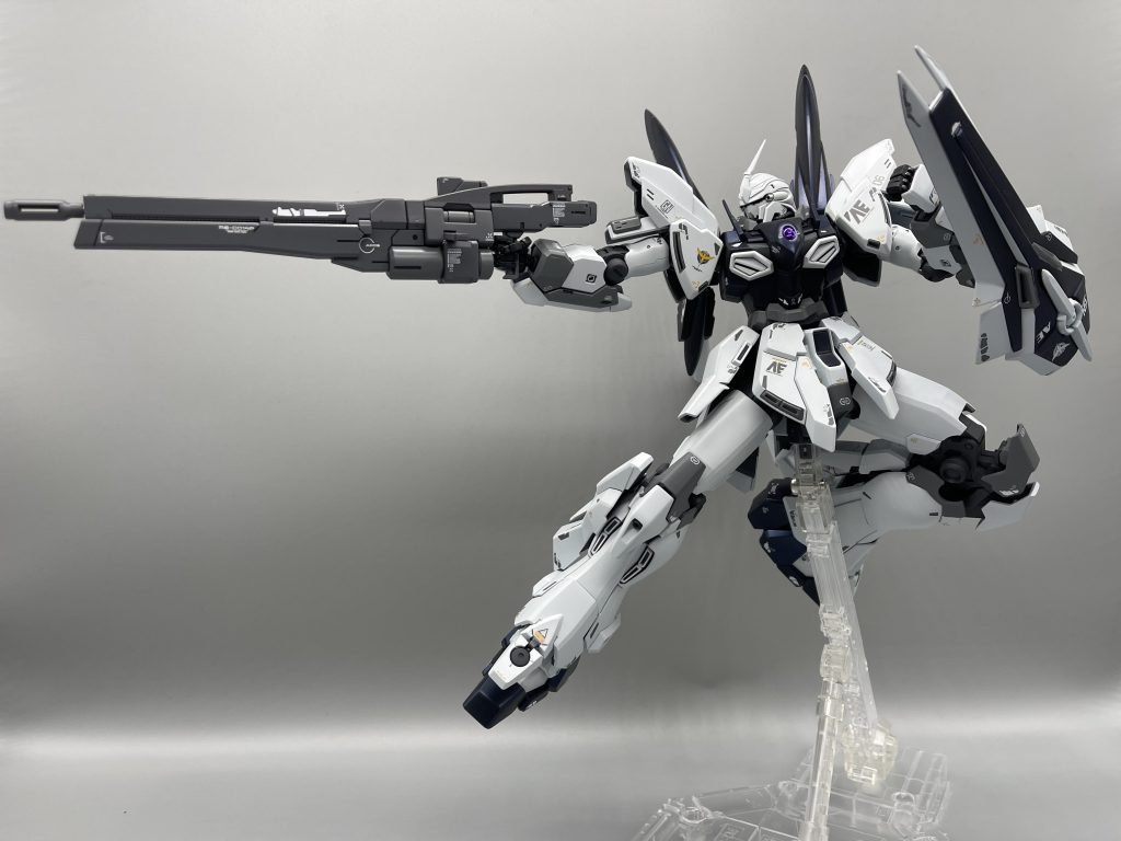 銃を構えて