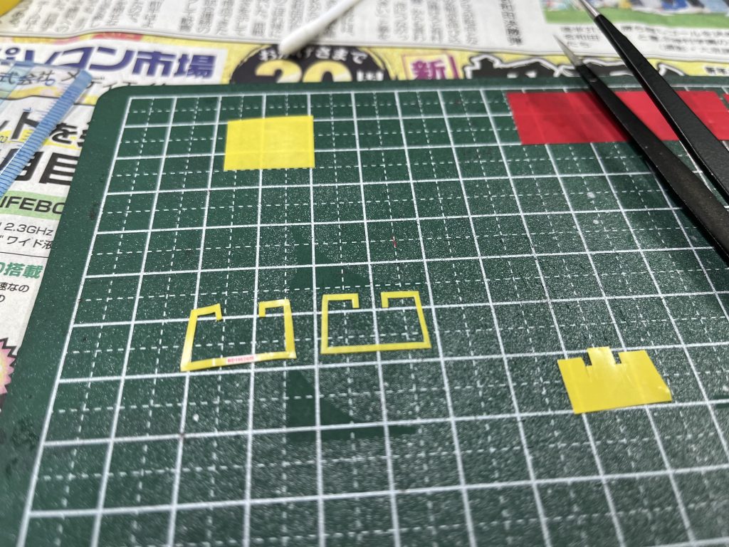 ビニールテープをせっせとカット💦