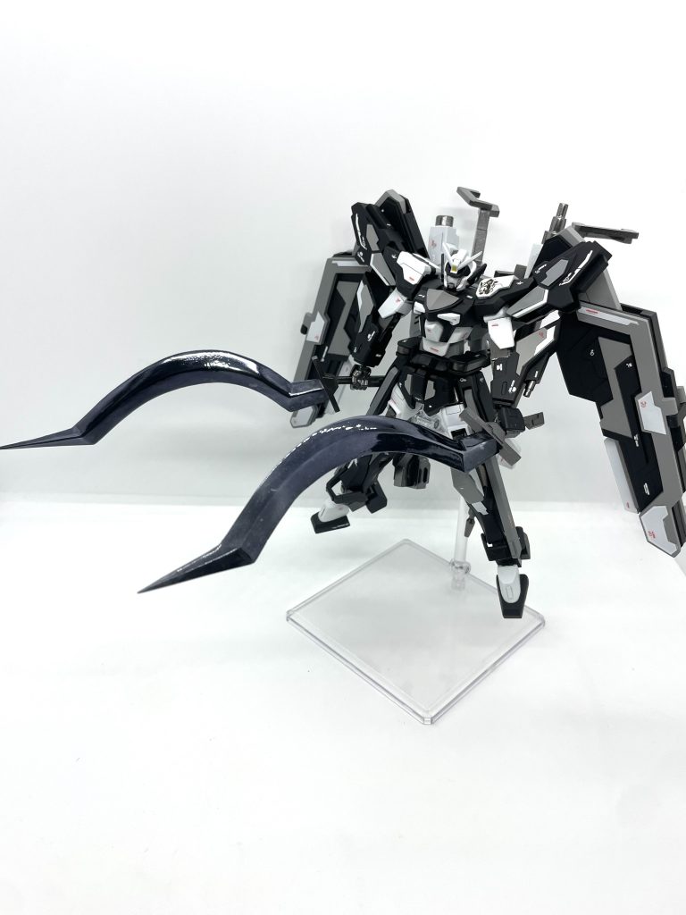 ショーテル型のグランドスラムを二振り持った状態。パテとプラ板で作っています。