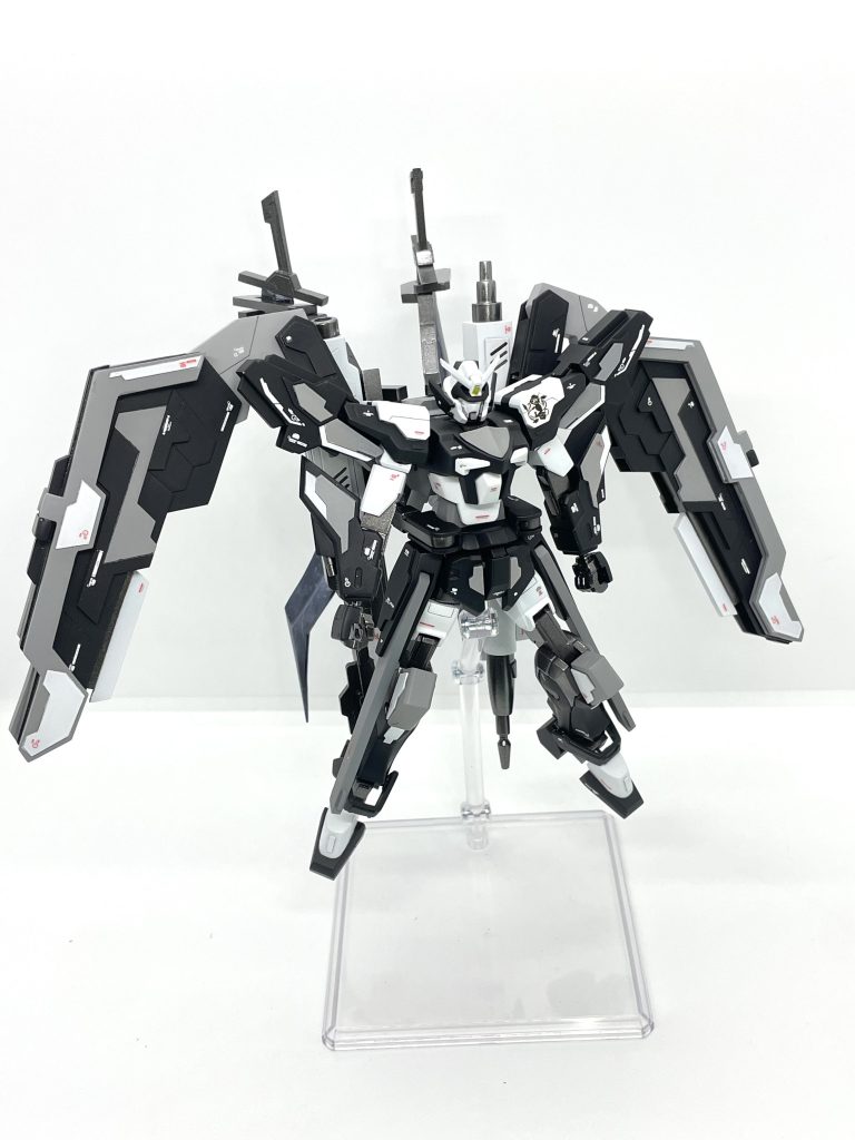 正面。関節はプラ板で作り直して二重関節化し、可動範囲を広げています。