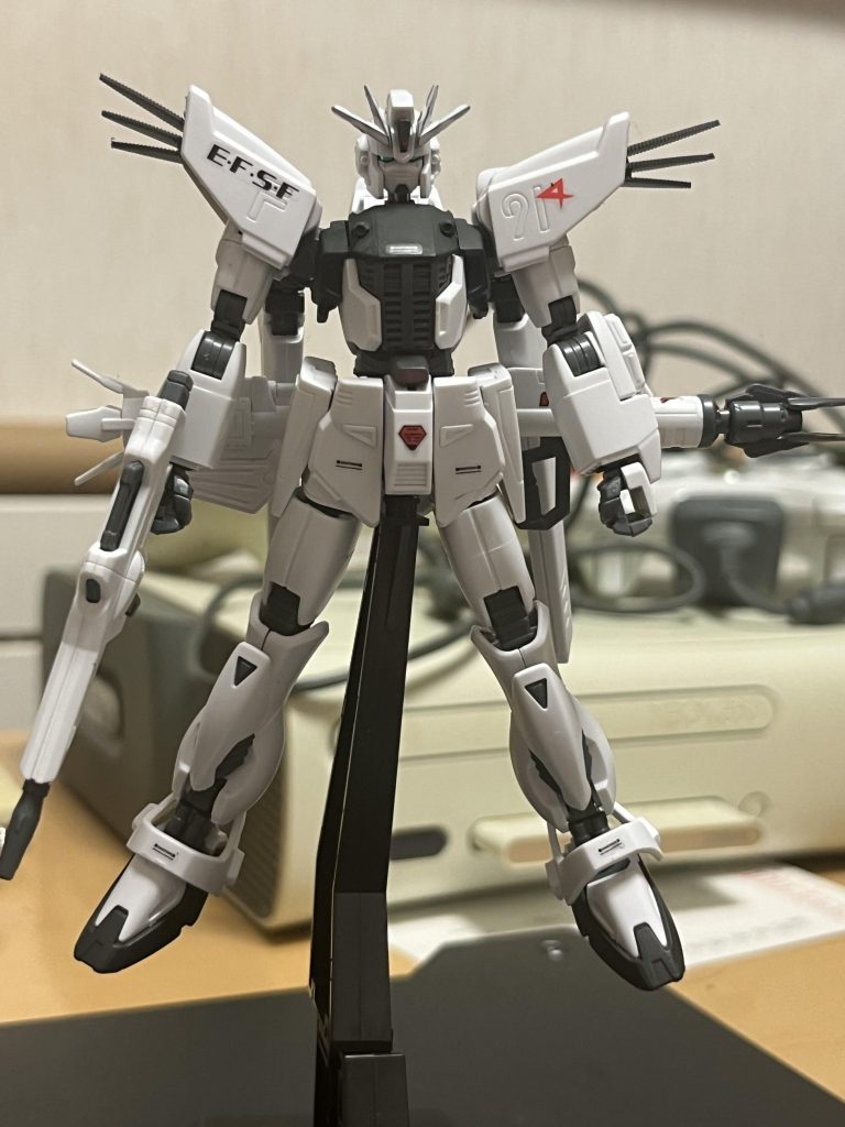 本体のブルーの部分には艶消しブラック、アンテナには白を塗り、落ち着いた雰囲気にしてみました。個人的には良い機体に出来たと自負しています。皆さんにとってはどうでしょうか?課題等もまだまだ沢山見つかりましたので、今後ガンプラを作る時には改善していきます。では、見ていただきありがとうございました。