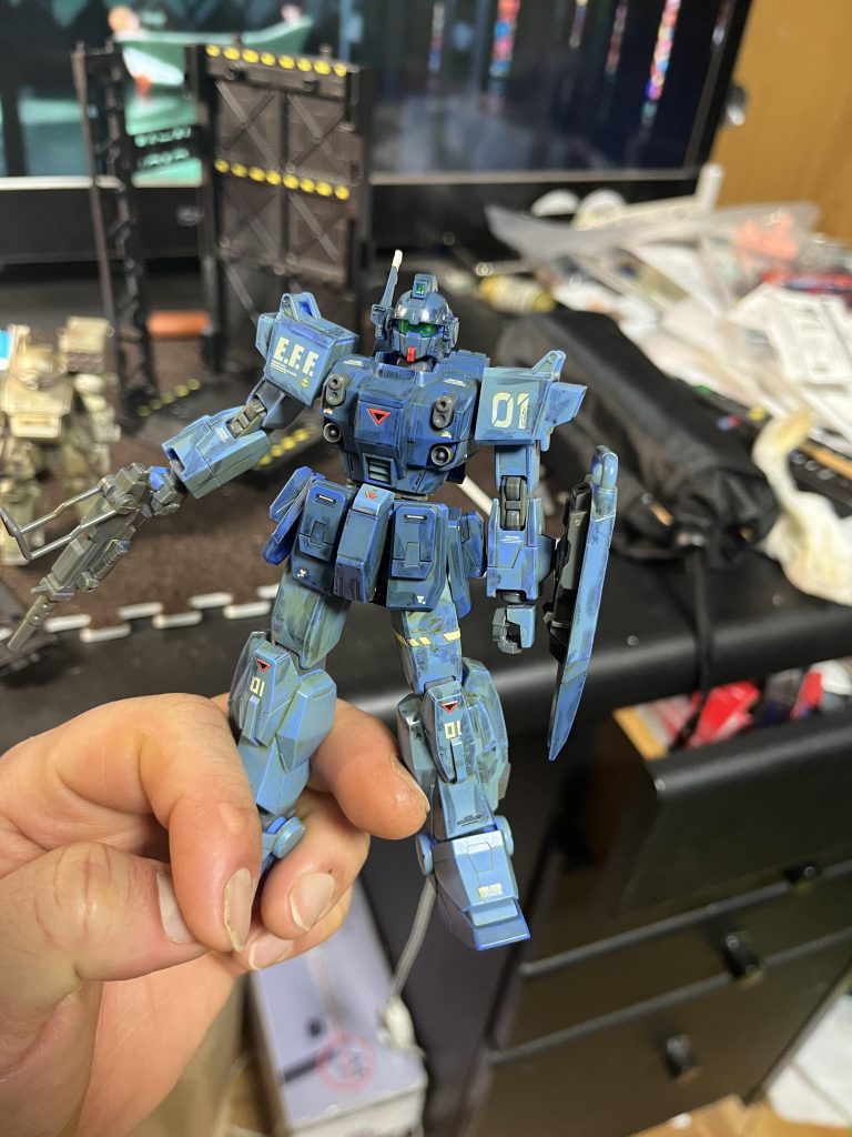 グレー2とブラウンで汚しまくって綿棒で拭き取りました！