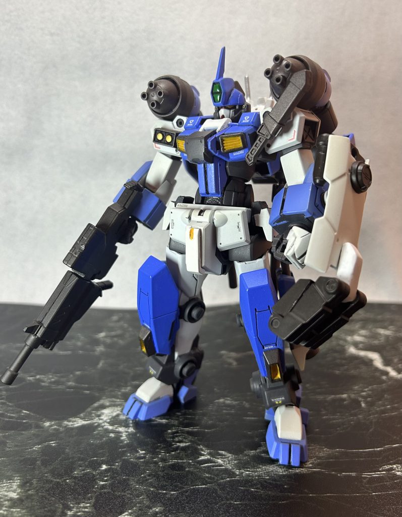 デミバーディング&デミトレーナーをベースに、ガンダムEz-SR、セラヴィーガンダムシェヘラザード、ハイモックなどのパーツを使用しています。デミバーディングのカメラアイの形が気に入ったので、思い切って採用してます。