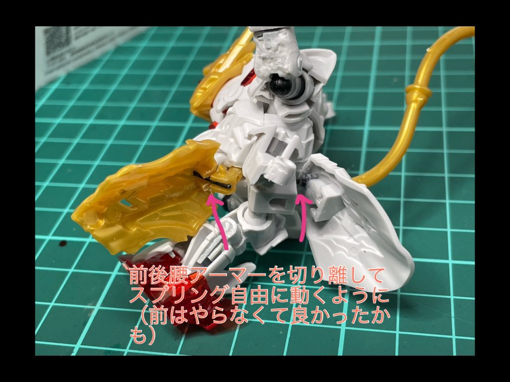 腰布前後の改造です。後は所定の位置で止まるように、後で磁石も追加しました。使っているのはハイキューパーツのφ1mmのスプリングです。1mm穴を開ければ差し込めるのでこれも便利。ただし、引っ張るとすぐに伸びてしまい戻らなくなるのが弱点ですね。もっと太いスプリングなら引っ張りにも耐えれたりしますか?