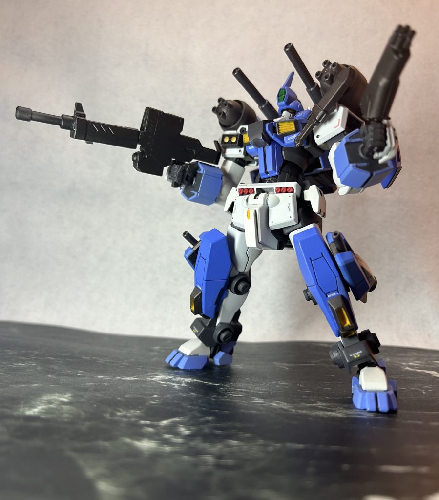 デミバーディングの特徴的なフレキシブルブースターやバオリパックの要素も健在のため、このような一斉射撃も可能。ちゃっかり脚部にデミバーディングの肩バーニアが移植されてたり、腰部にミサイルポッドが内蔵されてたりするのも地味な拘りポイント。