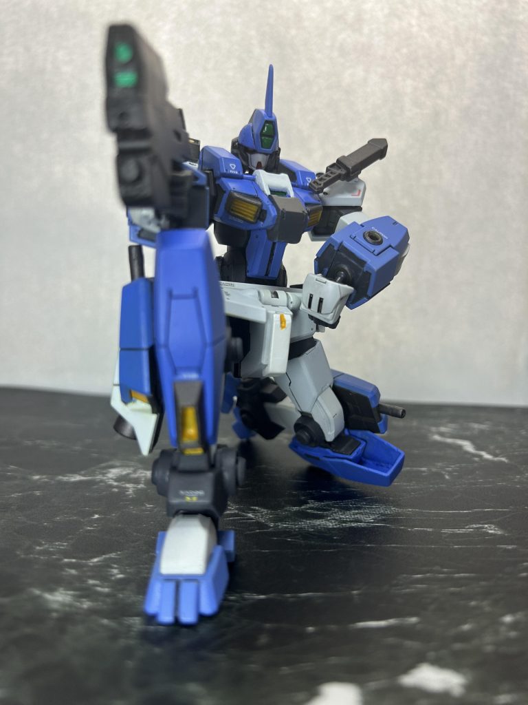 ライフルやシールドは一部武装を取り外すことができ、バックパックもパージする事で軽量化、地上での持久戦に特化した形態となります。