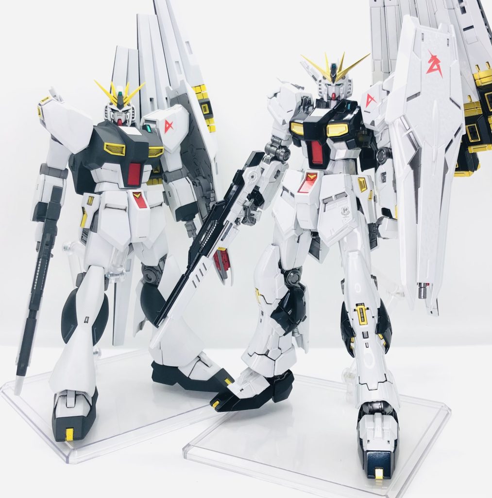 むかーしに作ったHGνガンダムと♪スタイルから大きさから全然違いますね〜😅でもHGも好きです♪