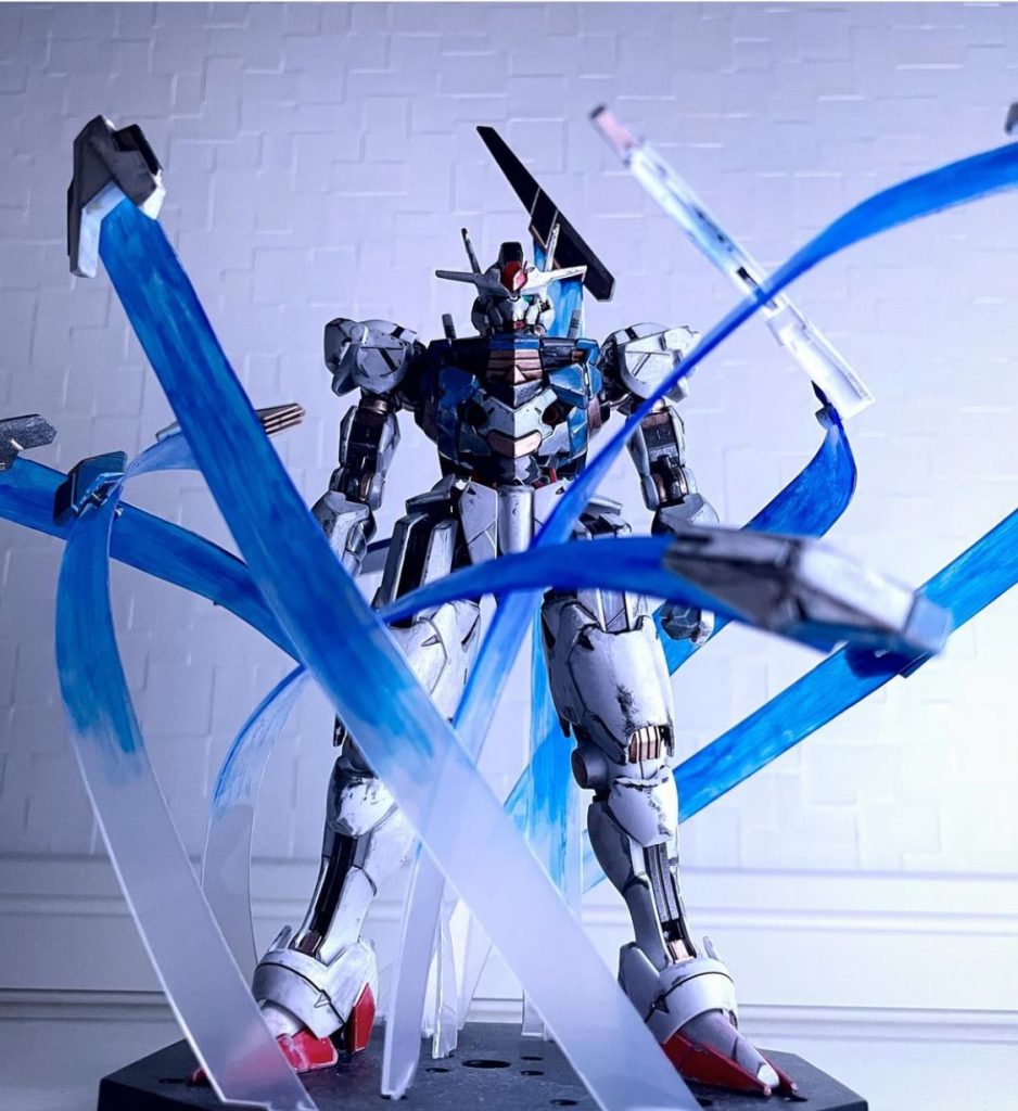 追記(インスタからの引用なので内容が重複)⬜︎ビット展開時のエフェクトは自作⬜︎クリアグリーンのサーベルエフェクトは一番くじc賞から流用-制作経緯-もともとは対グラスレー戦終盤の再現のために制作。同話放送後すぐに作業に取り掛かりプロポーションの変更、各部シャープ化の後パールホワイトを基調に全塗装。カラーリングはグレーサフの上から劇中イメージでワントーン低めの配色とダメージ表現、関節部をはじめとする各部にアクセントとして独自解釈によるメタリック塗装。シェルユニットは自作。半年後にビット用ディスプレイエフェクトを制作、両手の握り手追加、関節部の強度UP、シェルユニットの作り直し等のアップデートも加えている。