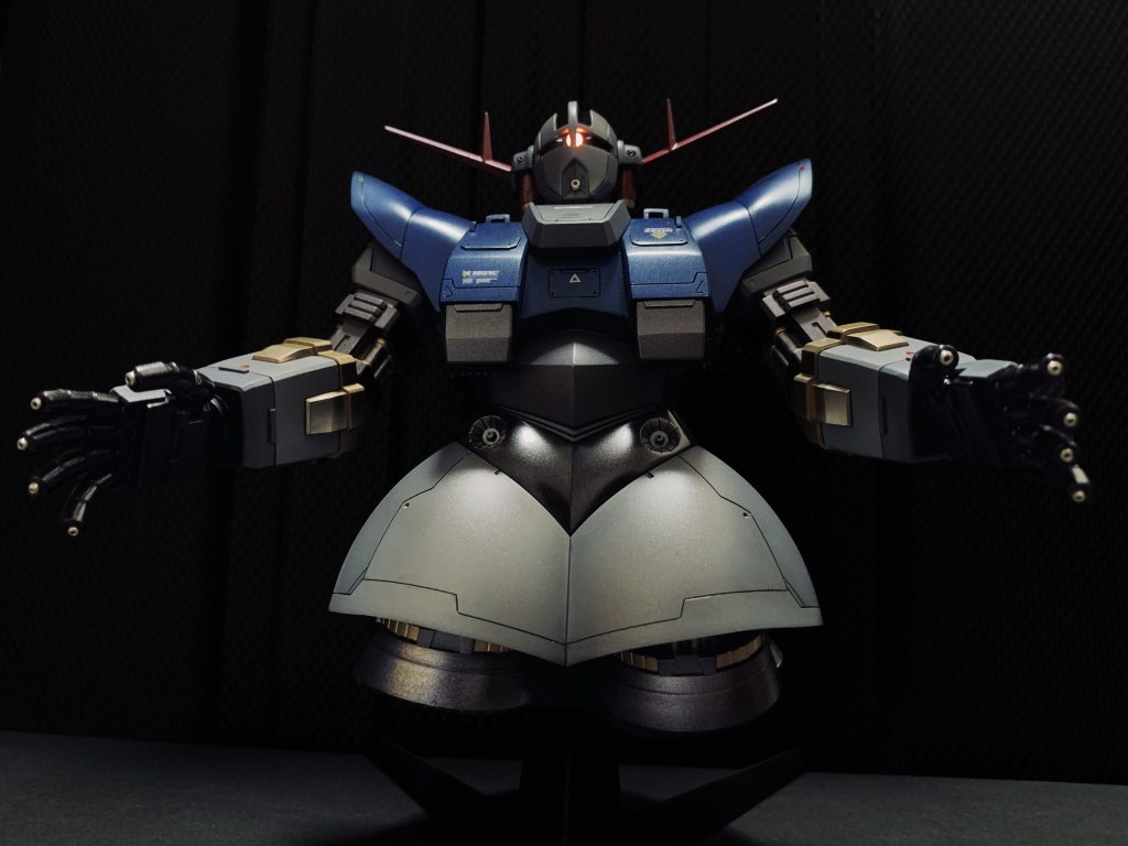 RGよりも太ましく、シンプルなラインのシルエットは生かして、部分的にディティールを追加しました。メカニカルバストガチャでゲットしたLEDユニットが余っていたので頭部に仕込んで光るモノアイにしました。