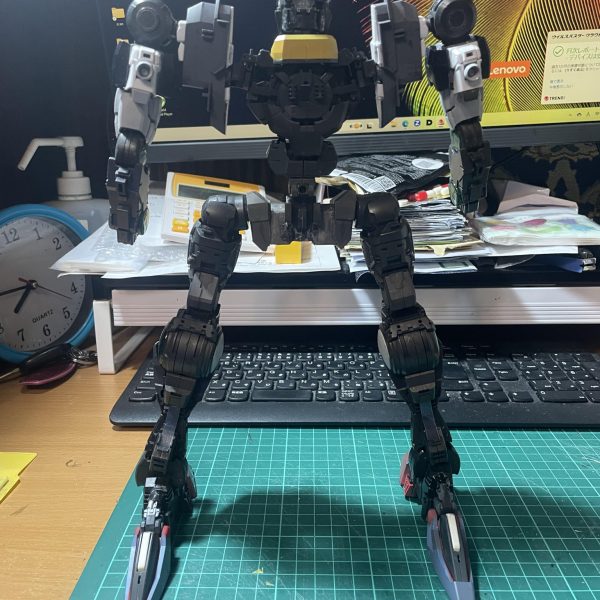 PGダブルオーライザー、アーマードコア風作成中。フレームは首関節を下方に幅詰め、二の腕の延長とカバー新造、肩関節の幅増しと上方に移設、股関節の幅増しと足首後方へ足部を追加しました。（2枚目）
