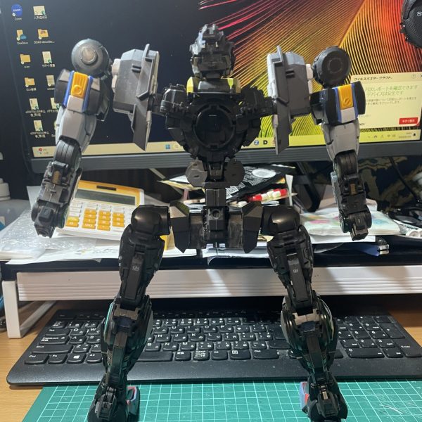 PGダブルオーライザー、アーマードコア風作成中。フレームは首関節を下方に幅詰め、二の腕の延長とカバー新造、肩関節の幅増しと上方に移設、股関節の幅増しと足首後方へ足部を追加しました。（1枚目）