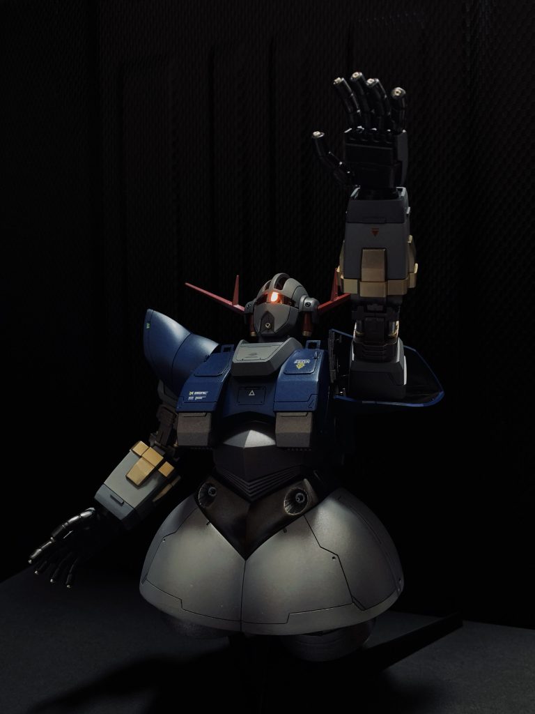 エアブラシも初めてだったので色々間違えながら使ってると思いますが、重厚感・機兵器っぽさを出したかったので全ての色にシルバーやゴールドなどのメタリック色を少量混ぜて塗布しました。