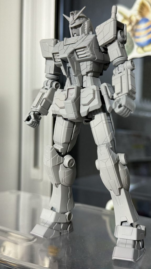 サフを吹いたところです。このあと高番手で表面を綺麗にしないとダメでした。次回作に活かします。