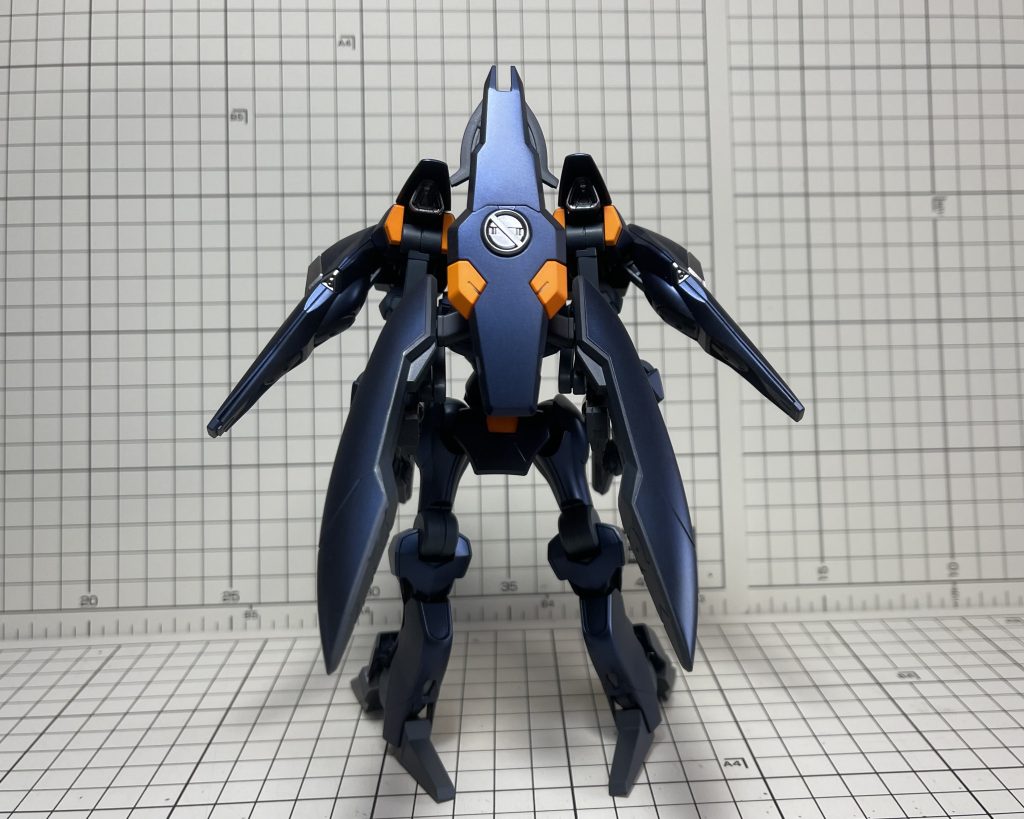 背面ひたすら飛び続ける戦法の為プロペラントタンクを新たに装備。シールドも背面に担架できる。