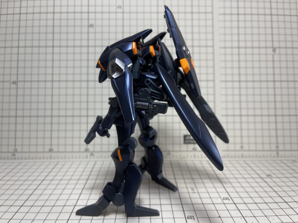 背負い物が増えて少し分厚くなったけど足がデカいのでちゃんと自立する。