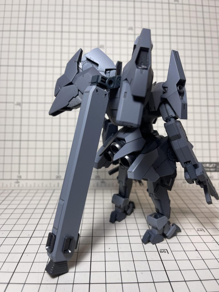 背面元の足の形状が好みだったのでGP01フルバーニアン風アレンジして機動力の向上、大型プロペラントタンクで継戦力を底上げしてます。