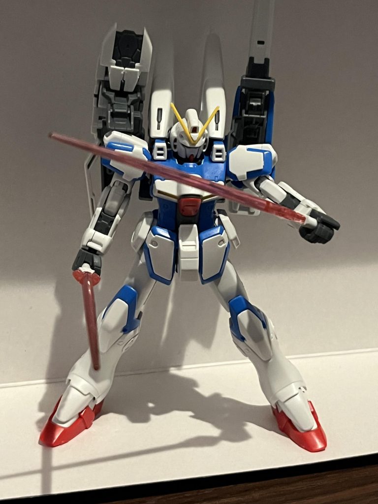 ビームサーベル二刀流です。背中のバックパックとも干渉せず、良い感じです。