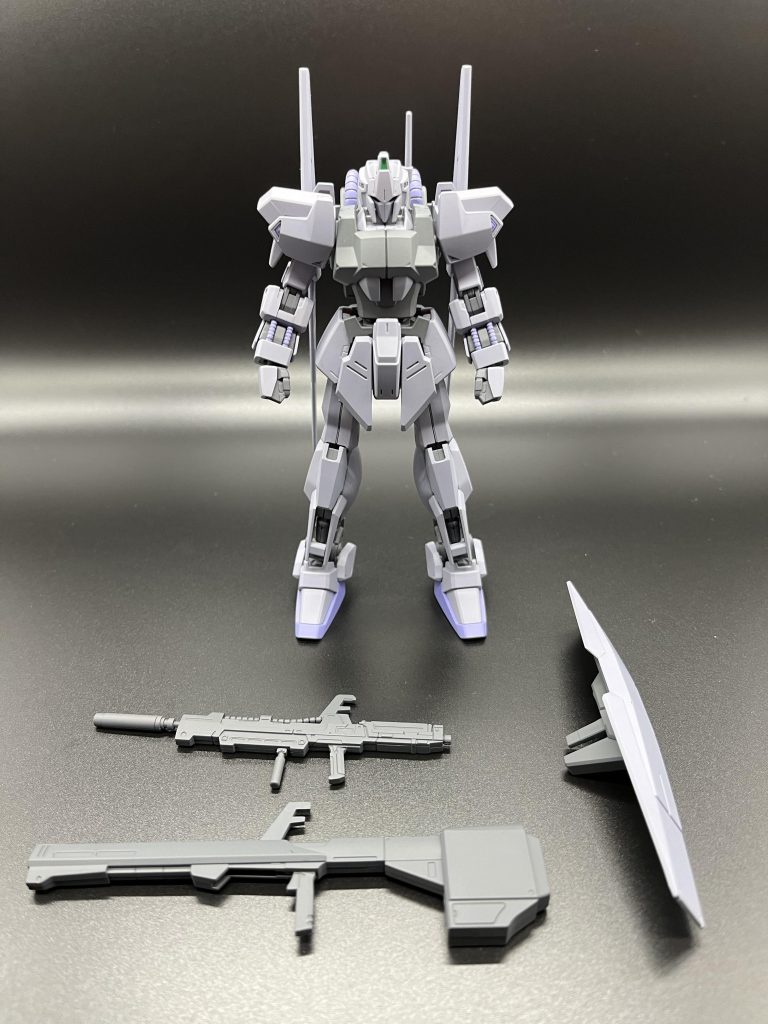 メインカラーはガイアノーツ NAZCAカラーのジョイントグレーですアクセントとして元々赤色だった部分は同じくガイアノーツのエヴァパープルグレーにしていますその他何種類かサフ含めグレーを使用しています