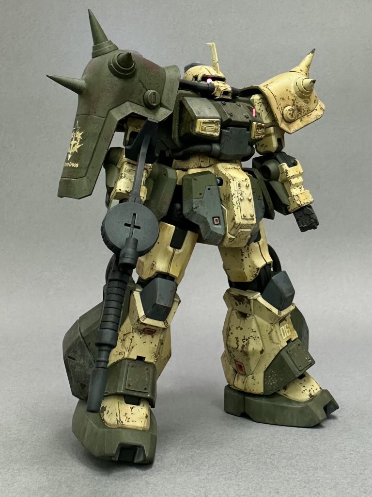 スパイクや胸は市販パーツ、股や脛、ブレードアンテナはプラ板でプチディテールアップしています。ティターンズ等のデカールを持っておらず、好みでサザンクロス隊のエンブレムを貼っています。