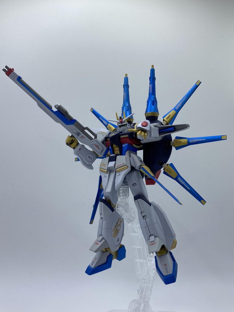 ビームライフル持たせたポーズ。「動」の無いポーズなら様になります。