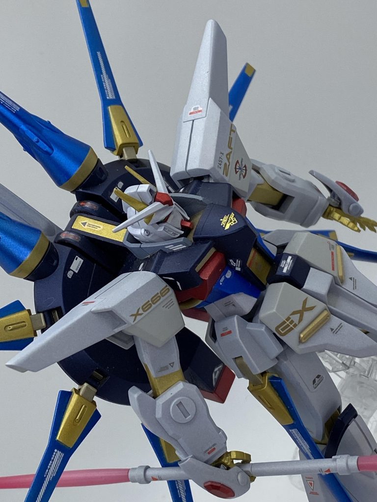 腰アーマーの塗り分けが中々細かいです。1mmのと2mmのマスキングテープが超絶便利でした。レジェンドは今見ても十分見るに耐える良キットです。手首がゲンコツなので今風のものに変えたら高級感がでました。こいつは古いキットなので是非HGCE化によるリメイクをして欲しいですね。