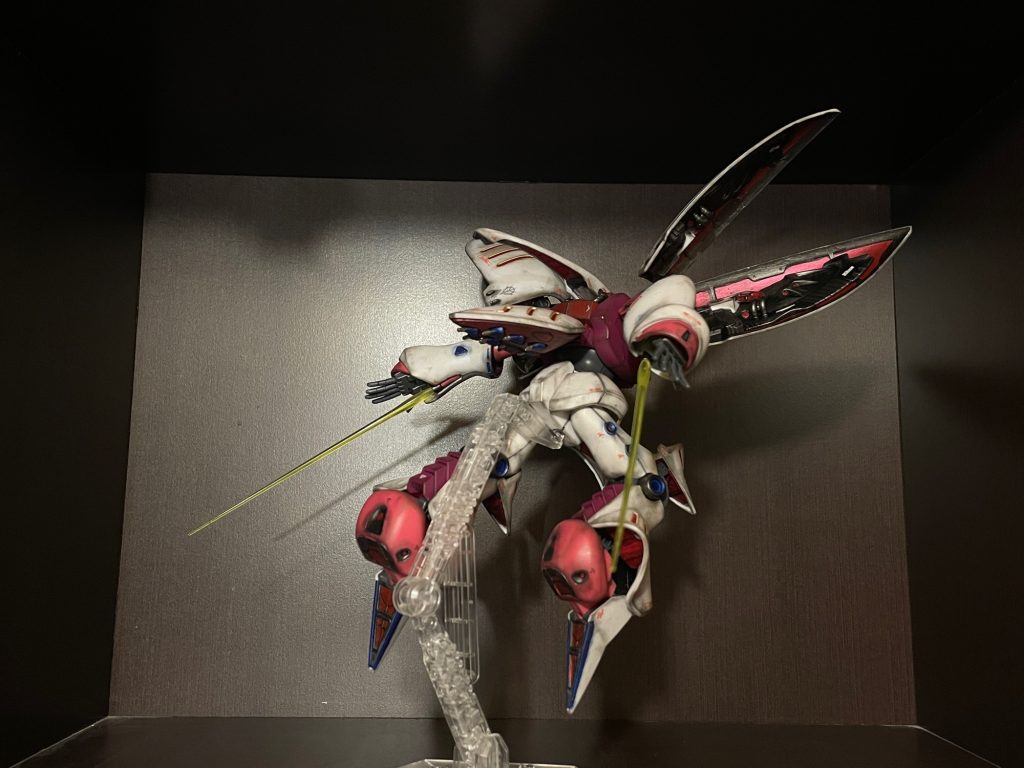 ほとんど被弾しないキュベレイですが、粗を隠すために汚し仕上げにしてしまいました。ハマーン様に『よくも私のキュベレイを・・・夜な夜な家の床下で家族に隠れてプラモデルを作っている俗物がぁ‼️』と、ぶった斬られても仕方ありません。それにしても、ユニコーンガンダムのミネバ様を見たハマーン様はどう思ったのだろうか?