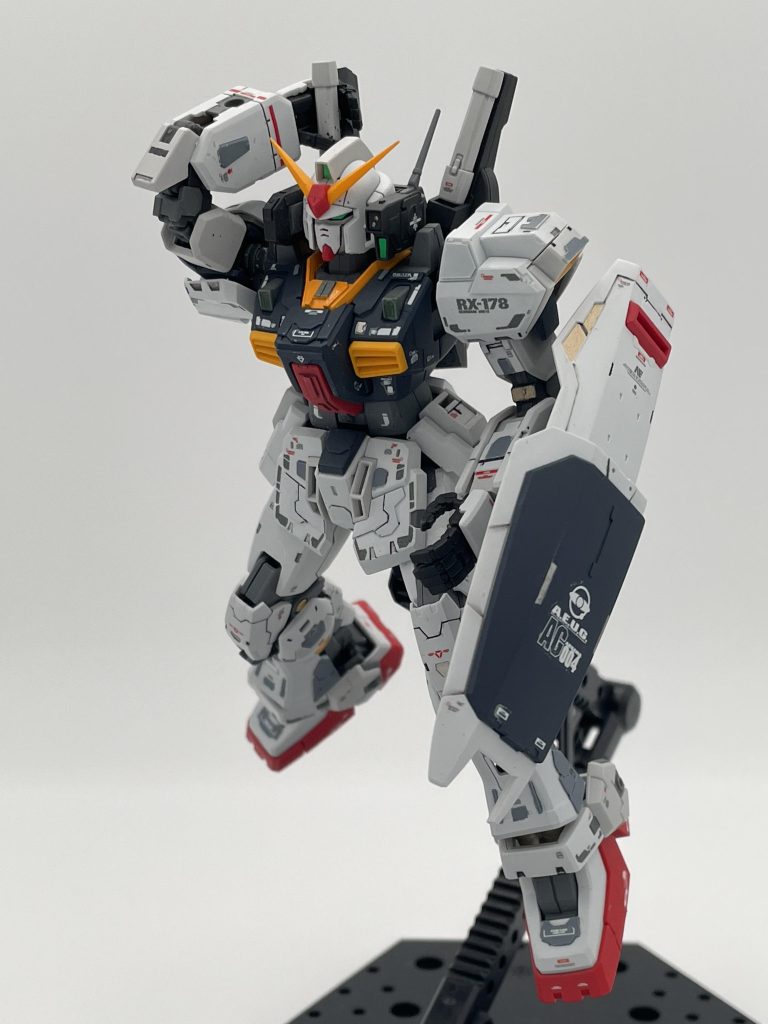 バックパックにビームサーベルがあると、抜く瞬間のかっこいいポージングが撮れますね。