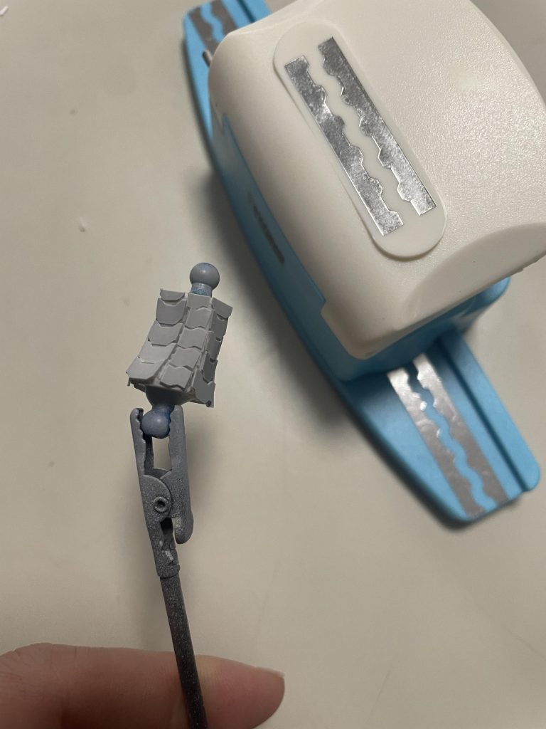 永野先生のメカによくある(というかFSS)あの蛇腹状の腰。あれっぽい物を今回どうしても作りたくて作成しました。ディティールパンチで抜いたプラ板を細かく切って貼ったして作ってみました。