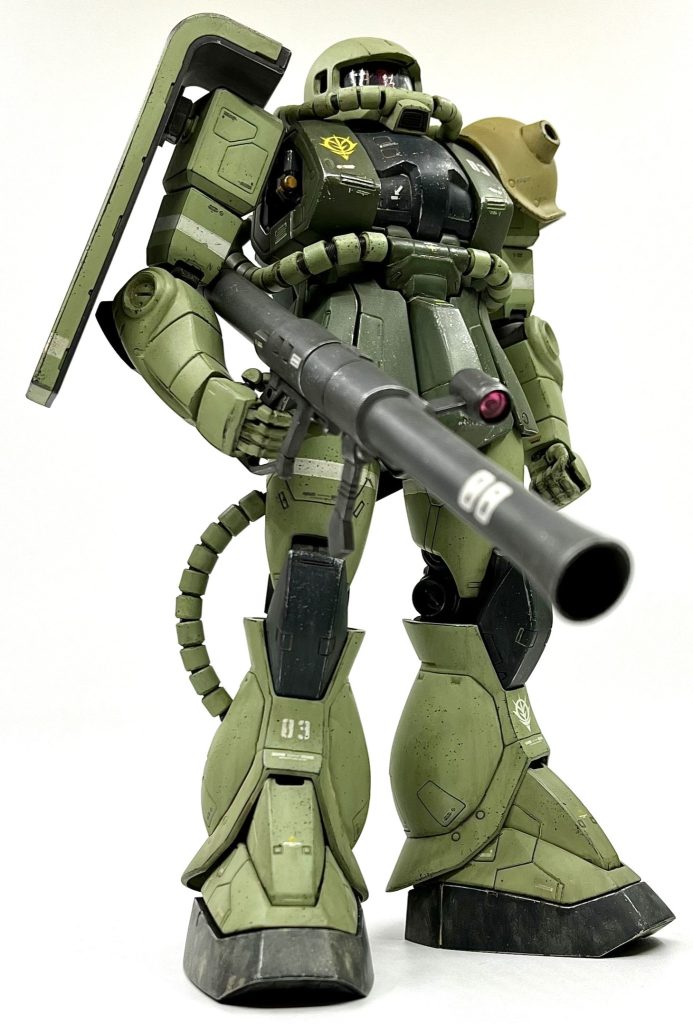 特にスジの掘り直しは時間を掛けてしっかりやりました。旧いMGのスジはデザインは良いモノが多いですが、許容できないレベルで浅かったりダルかったりしますよね。所謂「運河堀り」は私は別に気にならないのですが、浅すぎてスミが入らないのはストレスなので、浅いモールドを重点的に深堀りしました。効果は上々で、スミがしっかり入る事によって素組みよりもメリハリのある仕上がりになったと感じています。