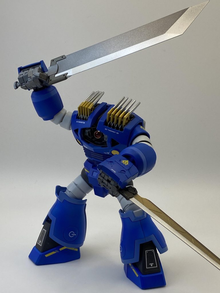 巨大手首に合わせ武装も斬馬刀とロングソードに。