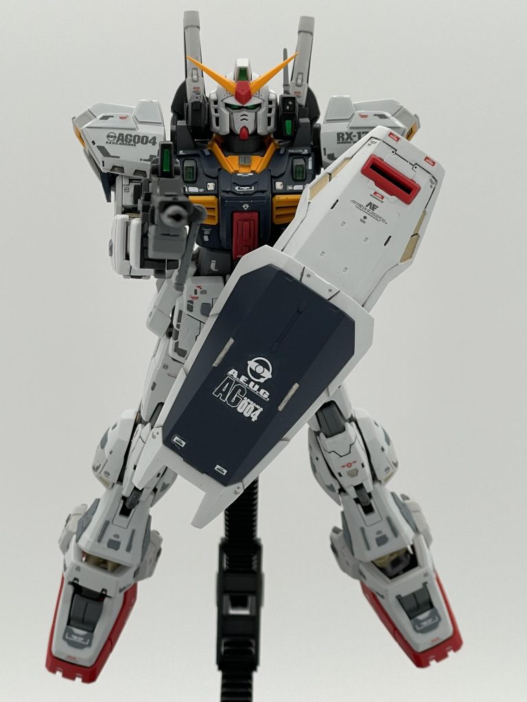 真正面から撮ってみました。今にも撃ってきそうですね。足や腰アーマーにもスジボリやプラ板でディティールアップをしています。