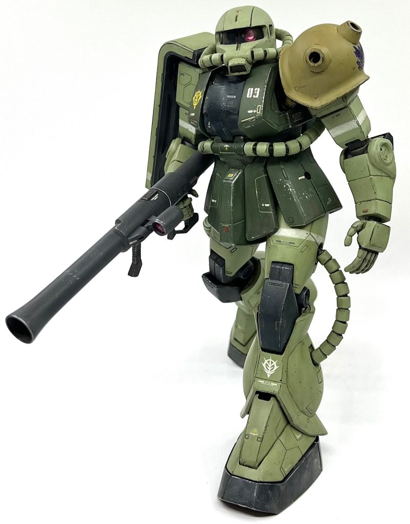 MGザク1.0は何度作っても楽しいですね。ザクのキットは基本どれもそうですが、動力パイプ周りが面倒くさいのが玉に瑕ですが、時代を考えれば及第点ですね。(動力パイプは内径がちょうど合う竹串に通して、ペーパー掛けと塗装をするとかなり楽です)あとは頭部の後ハメ改造がちょっと億劫なくらいですかね。