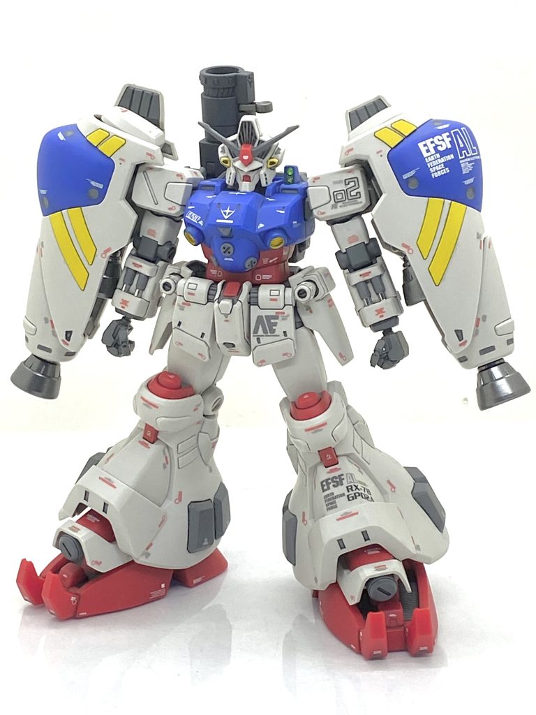 HGUC ガンダムGP02A サイサリスを成形色仕上げ＋αで作ってみました。今回はⅩ内のフォロワー様でありますポポルガ・ポポルド様のイベントでありますオリガンカーニバル用に作った物です。サイサリスはかなり前に仮組みしたのですが・・・この頃に出たキットの多くは大半が関節がABSで粘りがあるので負荷のかかる箇所や重たい物を支えるのには有効ですが一度ハメると非常に取りにくくなるというデメリットもあり、また分解するのがかなり大変でした。「これはやりたくないな・・・」とずっと思っていたのですがイベント用ですとやはり派手なのが作りたくなるのが性で(笑)、ペーネロペーかサイサリスか迷いましたがサイサリスを選択します。これが昨年末に地獄を見る事になるとは思いませんでした(汗)。