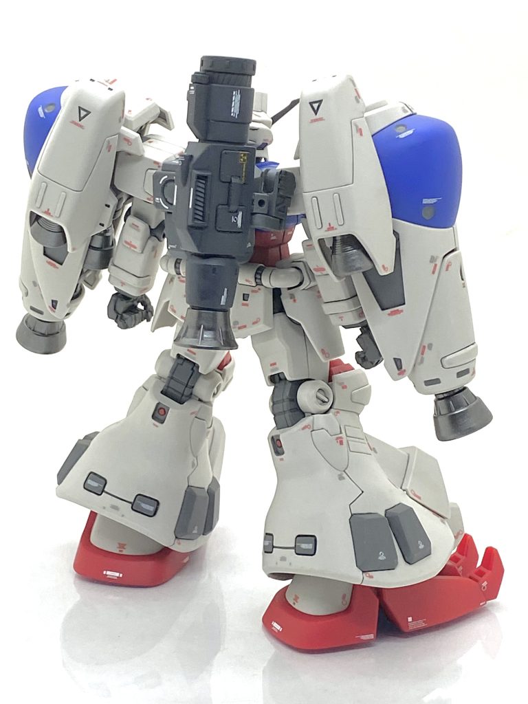 次は部分塗装ですが・・・こちらも色が全然足らない上にパーツ分けが厳しいので見ただけでゾッとしてしまいました(汗)。バインダーは黄色の部分はマスキング、青の部分は合わせ目消したらいつも通りに白化したから合わせ目の部分だけ旧ガンダムカラーのブルー42を薄くぼかすように吹いています・・・サイサリス用の色なので成型色と全く同じでこれは助かりました。バインダーは展開するギミックがありますから非常に複雑な構成なのでスラスター基部なんかは後ハメにして塗装しています。ラジエーター・シールドもほぼ単色成型ですから黄色部はマスキングせずにそのまま吹いて、はみ出した所をシンナー付けた綿棒で吹き、赤の部分は非常に複雑なマスキングでしたがテープをちまちま切って貼り、マスキングで対処しました。肩やバックパックにある「02」は彫刻してあるのですがデカールで対応したかったのでUVパテで埋めてヤスリで平面出しています。アトミック・バズーカは合わせ目消しで出来た傷が心配だったのでメカサフで塗装したのですが・・・案の定、大きな傷が多数あり消してから再びサフを吹いています。