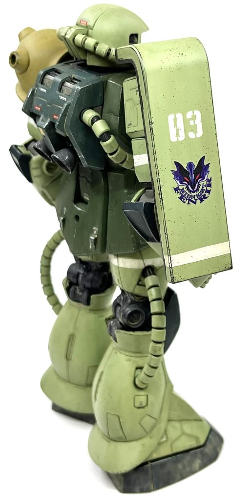 フェンリル隊のマーキングはガンダムデカール、各部の白線はマスキング塗装で対応しました。濃い緑と薄い緑部はいつもの通りクレオスのガンダムカラースプレーです(MSグリーン、MSディープグリーン)。関節部は暗めのグレーにしてみましたが、ちょっと暗くし過ぎて気に入ってないです。左肩はタミヤスプレーのダークイエローです。