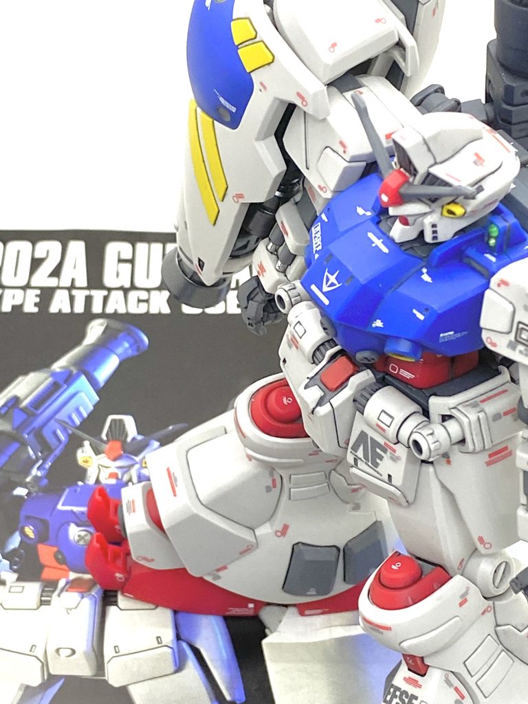 最後は説明書と。ギリギリ2023年の大晦日に完成したから本当に良かったです・・・参加するとXで表明して間に合いませんでしたですと物凄くカッコ悪いですから(笑)。今回は本当に産みの苦しみを体験出来て、ABS関節の取り扱いについてグリスを使うという非常に良い対策も出来ました。2004年の中頃から2009年ぐらいまではHGもMGもABSのランナーが必ず入っていて、処理には苦労するのですがサイサリスの場合はアトミック・バズーカとフレキシブル・スラスター・バインダーというかなり重量があるパーツを支えないといけない為にABS使わないとキット化しなかったと思います。ですが・・・正直言って完成したらかなり気に入っており、MLRS仕様も早いうちに作るかもしれませんのでまた連れに手伝って貰おうと思いました(笑)。ご覧して頂きありがとうございました。