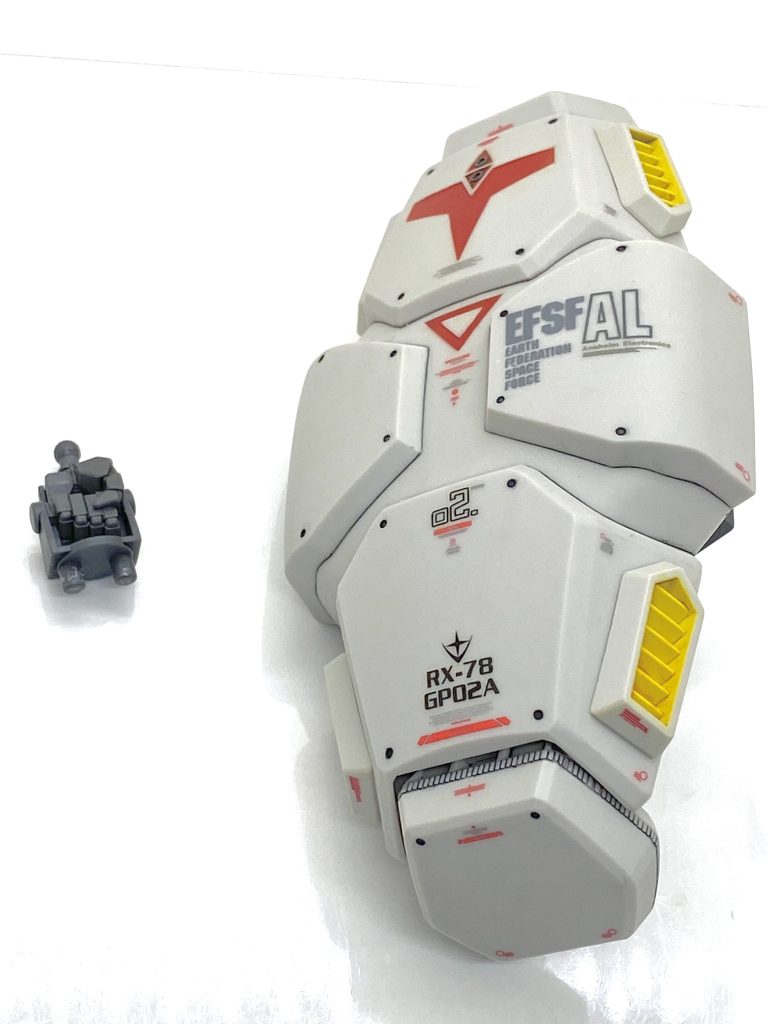 曲面の箇所も綺麗にデカール貼れていると思います。シールドの持ち手は接着しました。