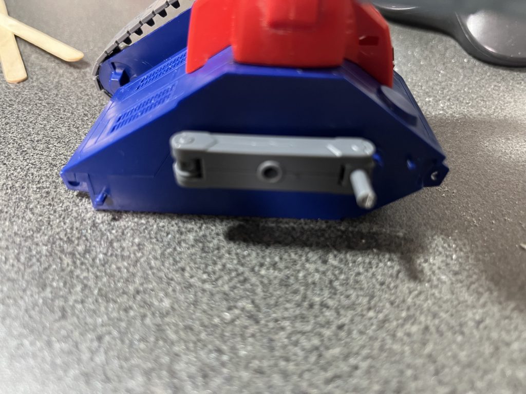 横幅が欲しかったので、ビルドダイバーズのバトルアームズをキャタピラと本体の間に挟んでいます。