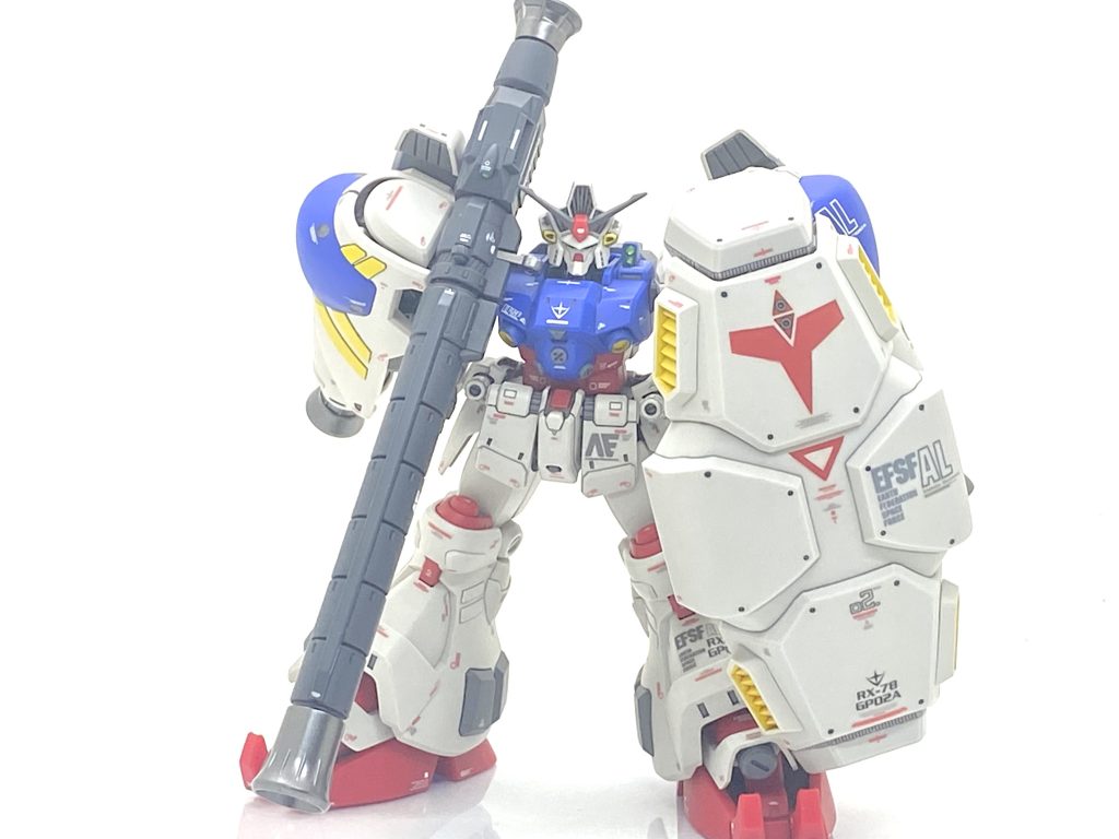 アトミック・バズーカとラジエーター・シールド持たせたフル装備状態で。昔のムックに「シールドの持ち手は接着した方がいい」と記載してあったのに忘れていた為にそのままではシールドが持つ事が出来ずに後で接着しました(汗)。今回は三週間時間があったのですが・・・ABSをばらすだけで大変なのにアトミック・バズーカやバインダー、手足のあらゆる所に合わせ目があるので表面処理が全然終わらず連れに初めて手伝って貰いました。連れは同僚だったのですが非常に手先が器用で細かい作業が早いので仕上げのヤスリ掛けをして貰いましたがそれでも一週間以上も掛かってしまいました。その原因は胴体、肩、膝関節、バインダーの合わせ目をモールドにした為で特に膝関節の後ろのスジボリはアトミック・バズーカの合わせ目消す並みに非常に大変でした(笑)。