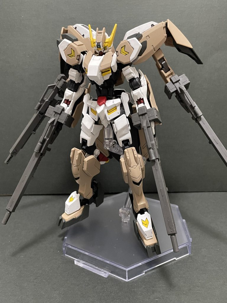 ↑アーマー装着時汎用・中距離向けの形態2期OPのようにライフル4丁を構えた姿は圧巻です！背中の白い装甲部分は合わせ目があるので、ディテールを追加して目立ちにくいように加工しました。