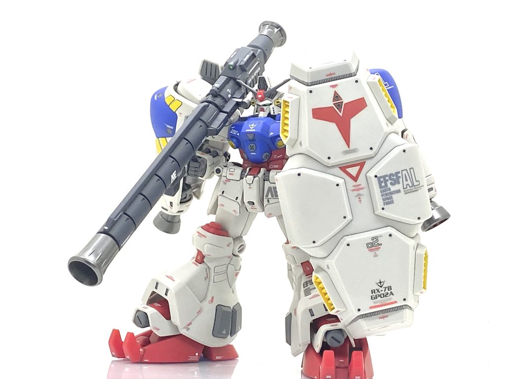 墨入れが終わったのが12/23でしたのでクリスマスイブはほぼ家に篭ってデカール貼ってました。連れに手伝って貰いたかったのですが・・・その日はお友達と大事なコンサートがあり、支援要請は見事に却下されます(笑)。ガンダム系にデカール貼るのは慣れているのですが・・・サイサリスは異形なガンダムですから貼る位置を考えてしまうので、中々捗りませんでした。ただ、ガンダムデカールの地球連邦軍MS用1にサイサリス用のマーキングが多数あり、これは行幸でした。クリアー吹いた後に組み立てる際にABSは僅かな塗膜でもハマらなくなるので今回は各関節にグリスを塗って組み立ててます・・・おかげでほぼハマらないとか破損する個所はなく、これからもABS関節のキットには使うつもりです。