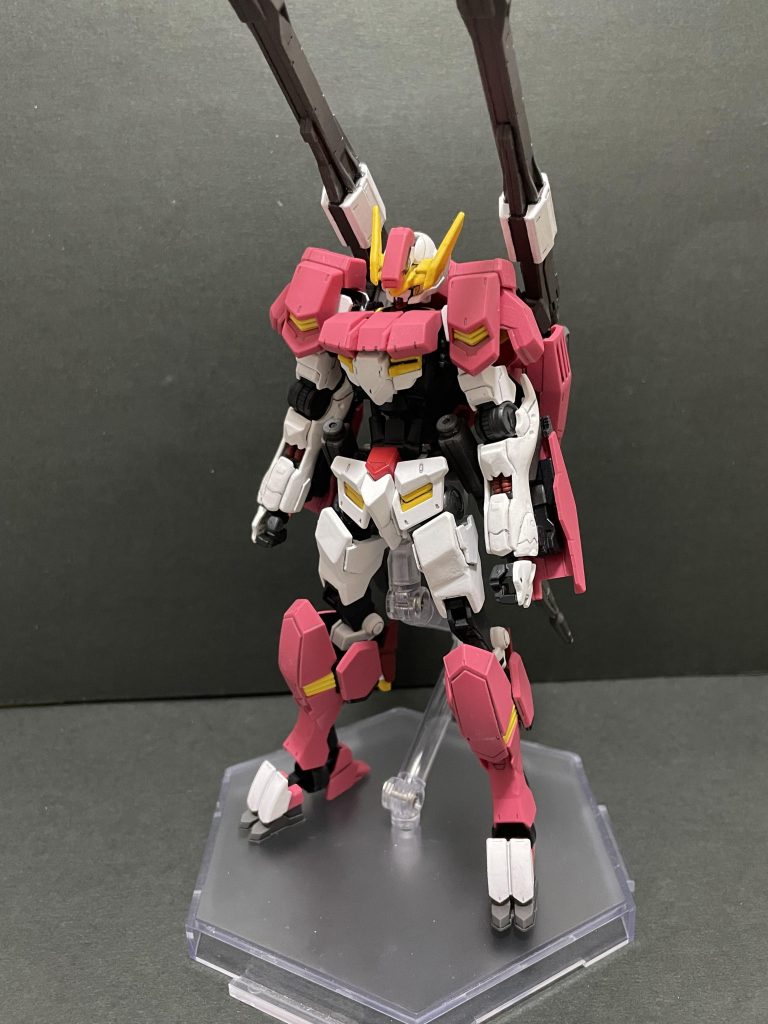 ↑アーマー装着時射撃・遠距離向けの形態本体はシンプルながらも、背中のキャノンでフルシティとは違ったボリュームがあります。砲撃形態への変形も可能。頭部アーマーにある流星号のシンボルマークがこだわりポイントです。