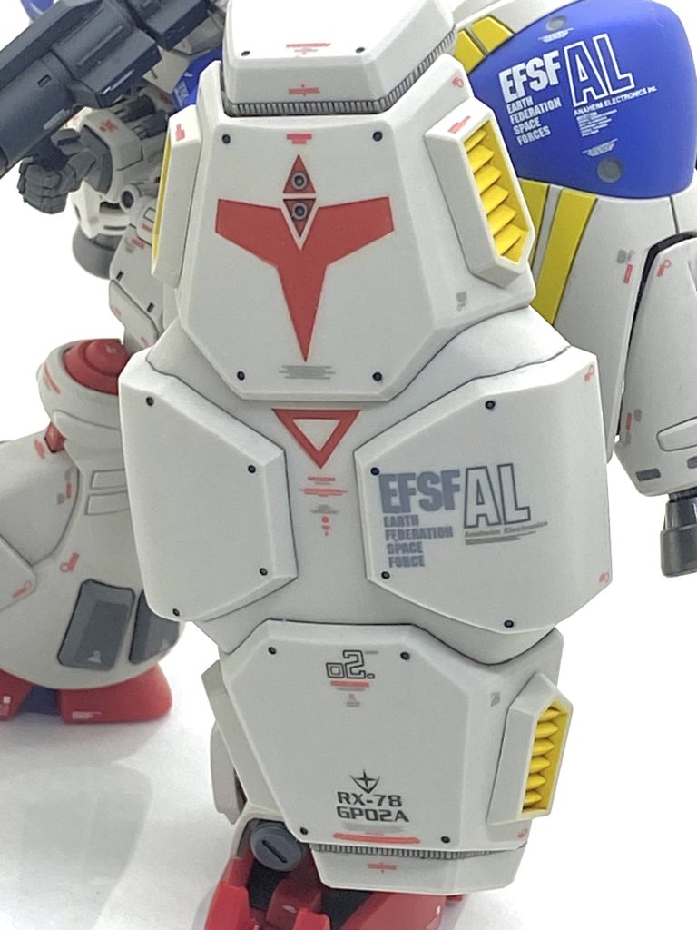 塗分けが大変面倒でしたラジエーター・シールド。赤の部分のマスキングはかなり大変でした。