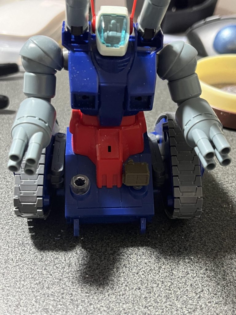 上半身の横幅を広げるのと、本体と肩の間の隙間を埋める為、ジャンクのブースターに穴を開けて本体と肩の間に挟んでいます。また、写真では分かりにくいですが、腰の部分を削り頭頂高を下げています。