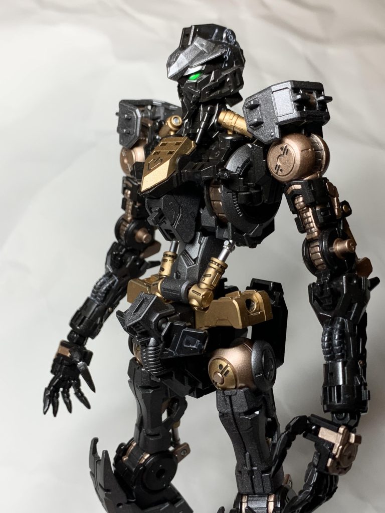 ガンダムフレームも全部塗装したのでかなり大変でした。ガンダムフレームがめちゃくちゃ情報量が多くて良いのですが、パーツを細かくしすぎて耐久性に難がある気がします。せっかく新規でフレーム作ったのに一体で終わってしまうのは勿体無いのでもっといろんなガンダム出して欲しいです。