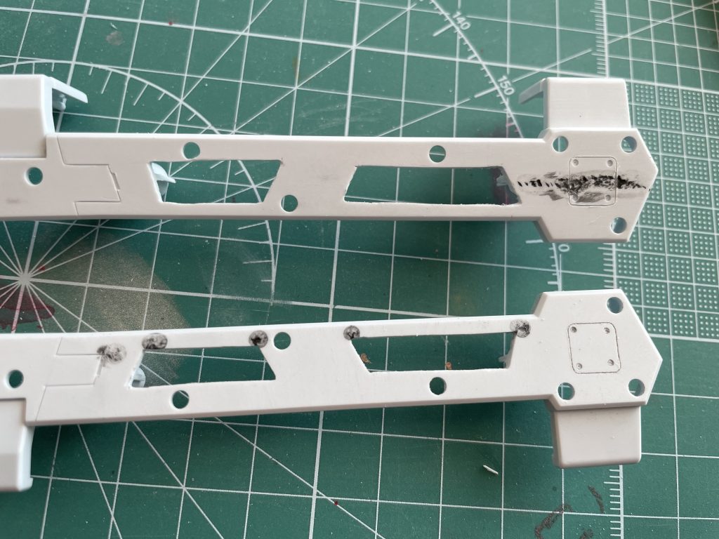 四角形の穴開け~黒瞬着での補修。塗装後、裏側に金属メッシュを貼っています。