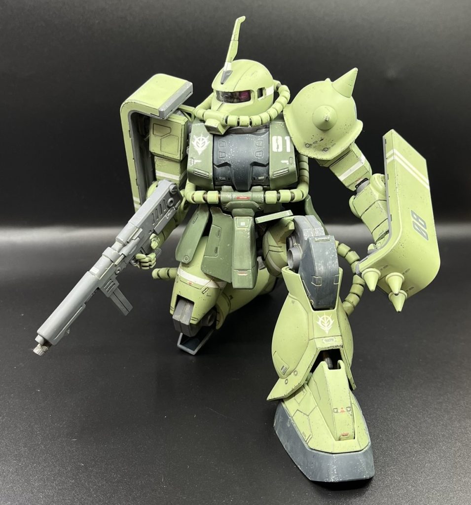 真ん中のザクは見えないところを削りまくって接着しまくってなんとかしゃがませましたが、左足はもう少しハの字に広げるべきでした。接着してしまっているのでもう調整できず、ここが今回1番の反省ポイントです。固定ポーズ化は私自身のノウハウ蓄積がまだ少なく、今後研究したい分野のひとつです。